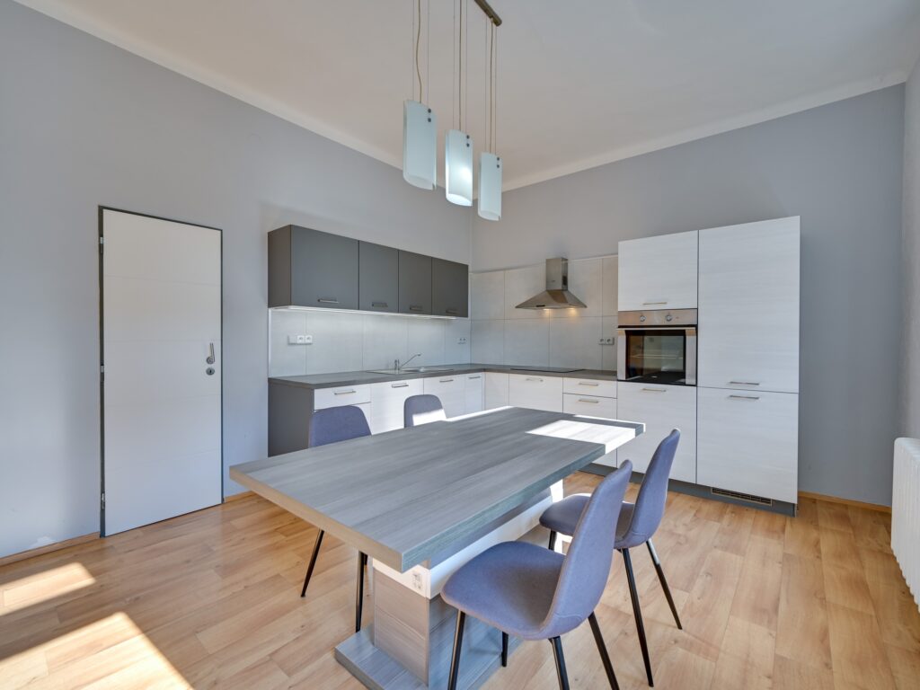 Prostorný a světlý byt 2+1 (89 m²) s potenciálem na 3+kk, ulice Praskova, centrum Olomouce.