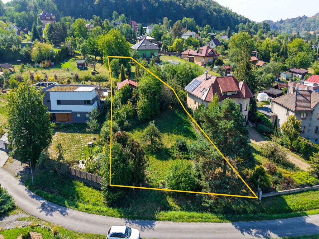 2 200 m² pro váš nový domov i chytrou investici. Pod Hůrkou v Hranicích, jižní zahrada, sítě na dosah. Volejte pro prohlídku!